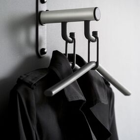 perchero de pared con varios ganchos