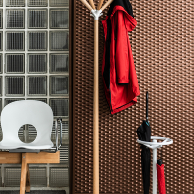 perchero de madera y aluminio