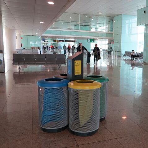 papeleras reciclaje unnom aeropuerto barcelona
