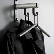 perchero de pared con varios ganchos